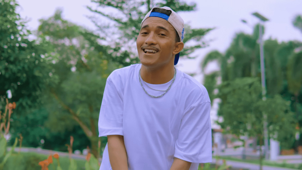Faris Adam pada Music Video "Stecu Stecu"