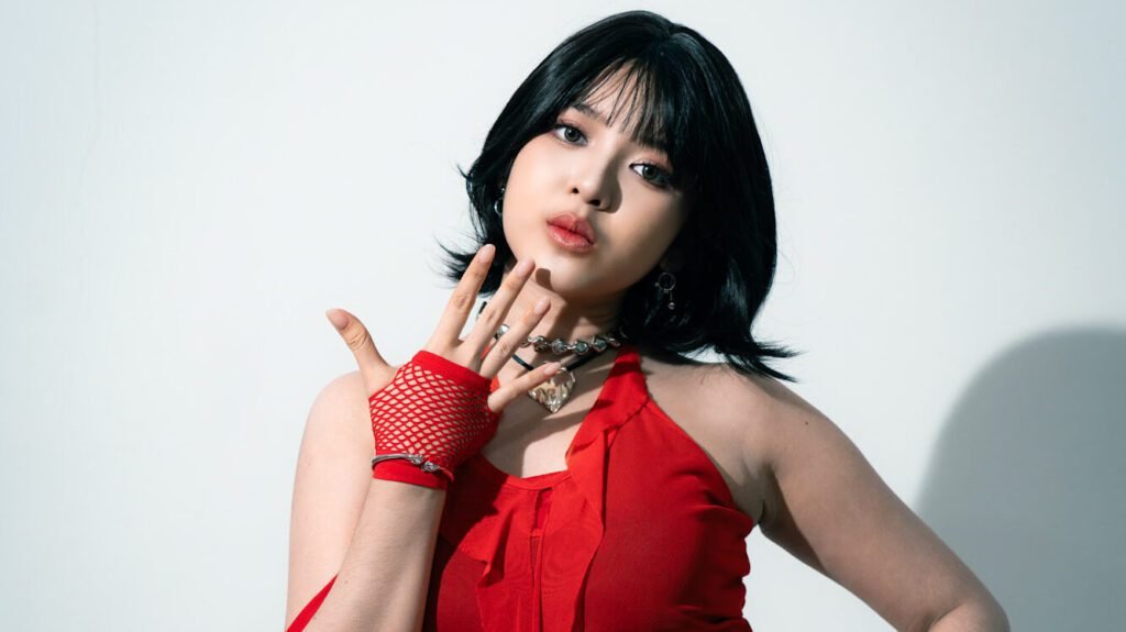 Tiara Andini adu bola mata