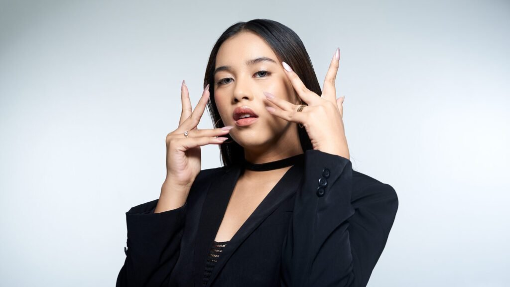 Angelina Punaji tertaut