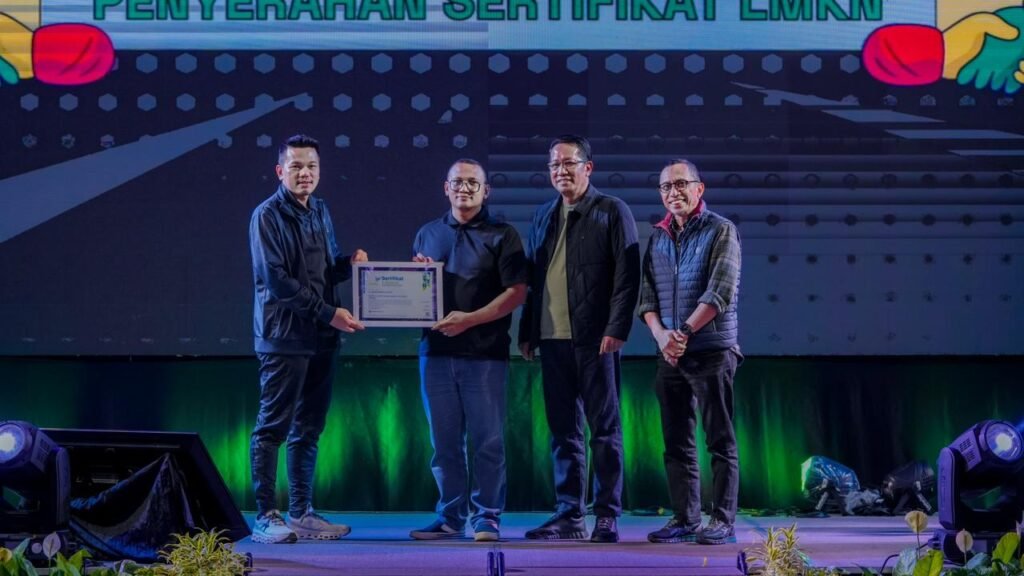 Penyerahan Sertifikat Lisensi oleh Komisioner LMKN kepada Penyelenggara acara Festival Tende, Kota Palu, Sulawesi Tengah disaksikan oleh Menteri Hukum RI.