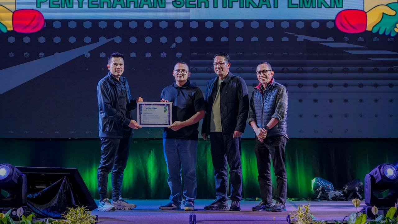 Penyerahan Sertifikat Lisensi oleh Komisioner LMKN kepada Penyelenggara acara Festival Tende, Kota Palu, Sulawesi Tengah disaksikan oleh Menteri Hukum RI.